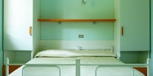 Letto matrimoniale tra due armadi.