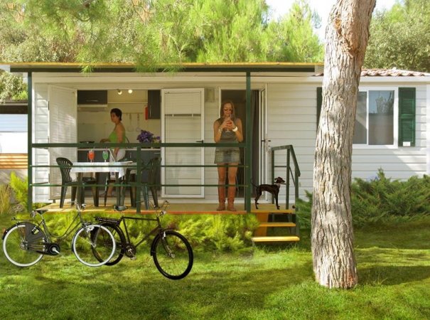 Veranda con due persone e biciclette davanti.