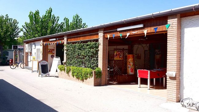 Edificio con bandierine e un tavolo da biliardino.