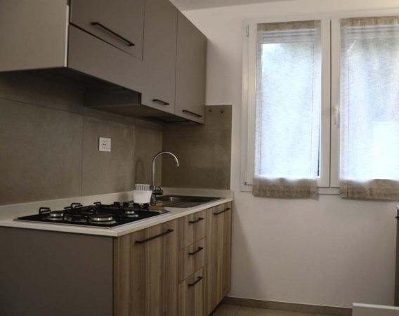 Cucina con mobili moderni e lavandino.