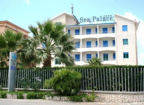 Hotel con palme e quattro stelle.