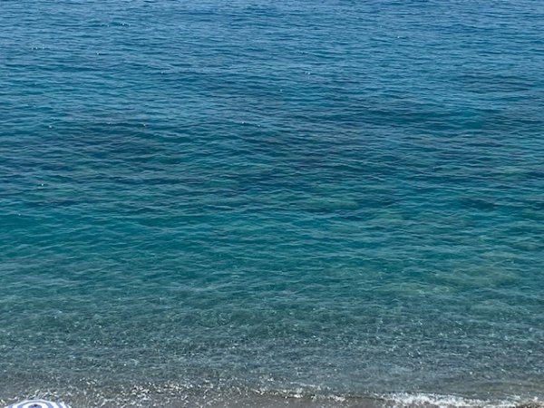Acqua del mare cristallina a riva.