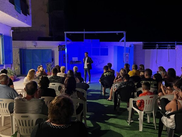 Spettacolo serale all'aperto con pubblico.