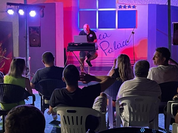 Persona al piano durante uno spettacolo.