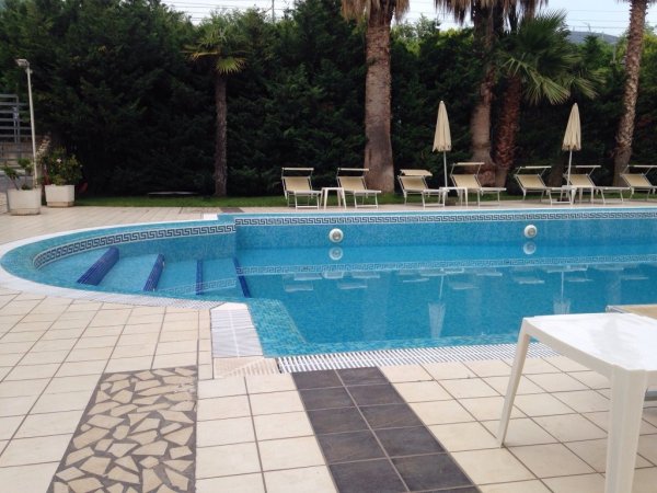 Dettaglio della piscina con pavimentazione in piastrelle.