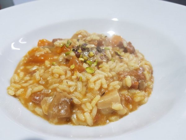 Piatto di risotto con funghi e formaggio.