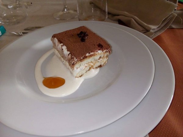 Dessert servito su piatto di crema.
