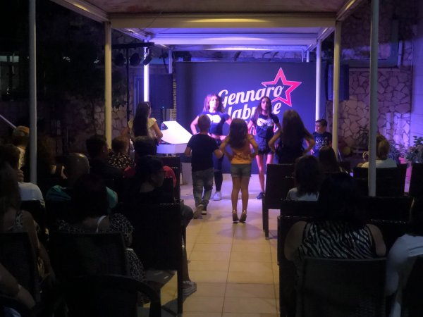 Spettacolo serale su un palco con bambini protagonisti.