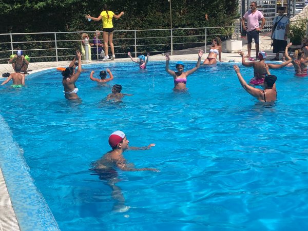 Persone che fanno acquagym in piscina.