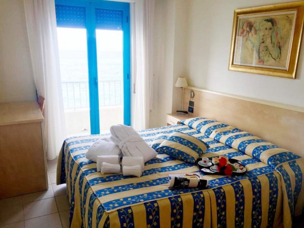 Camera matrimoniale con asciugamani sul letto.