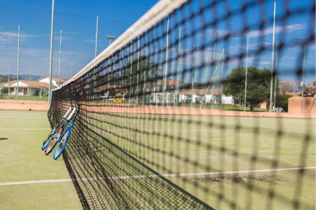 Reti da tennis con racchette appoggiate.