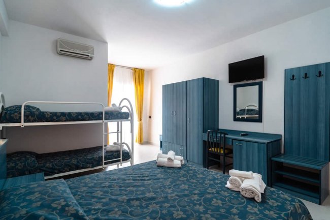 Camera con letto matrimoniale e letto a castello.