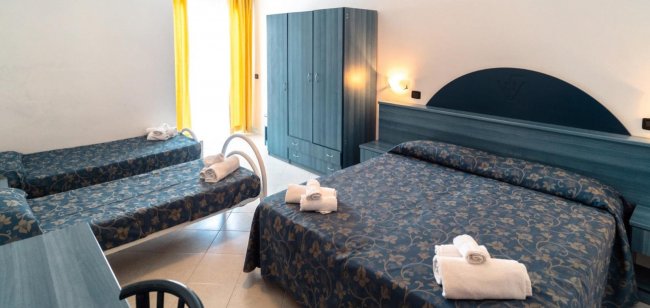 Stanza con letto matrimoniale e due singoli.