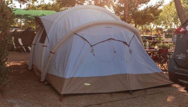 Una tenda da campeggio montata tra alberi.