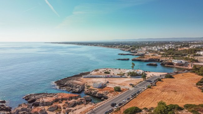 Vista costa con mare e strada.