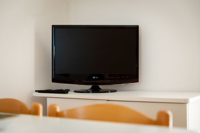 Televisore su un mobile.