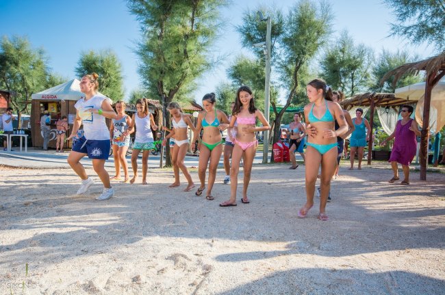 Ragazze che ballano sulla spiaggia.