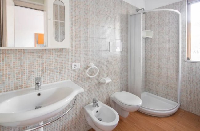 Bagno moderno con doccia e bidet.