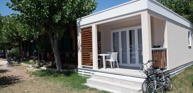 Bungalow moderno con veranda e bici.