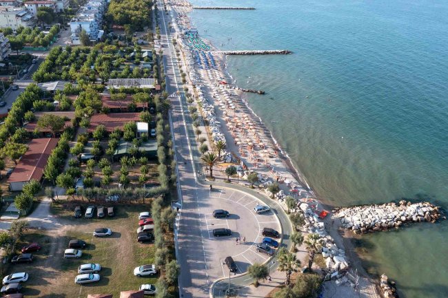 Veduta aerea di una spiaggia e litorale affollati.