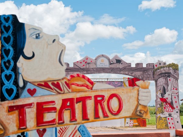 Scenografia di teatro con figure di carte.