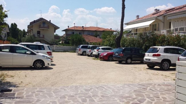 Parcheggio all'aperto con auto.