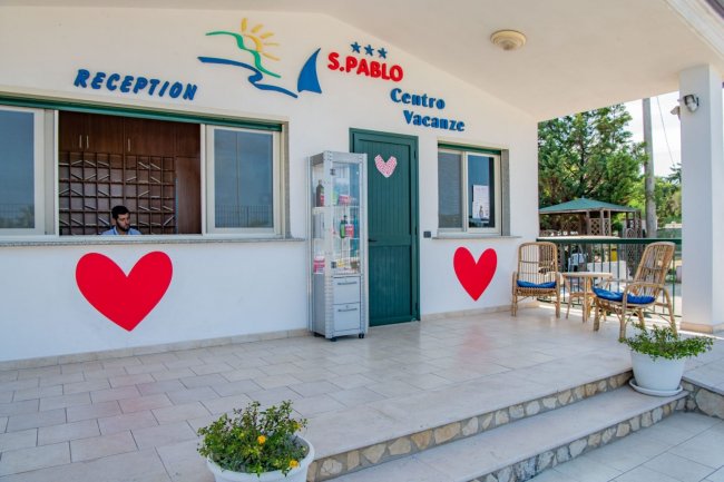 Reception di un centro vacanze con cuori rossi.