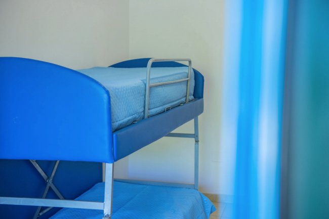 Letto a castello blu in una stanza.