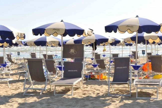 Sedie a sdraio e ombrelloni sulla spiaggia.