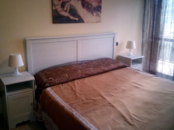 Camera con letto e due comodini.