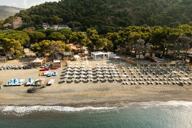 Spiaggia con ombrelloni e lettini, vista dall'alto.