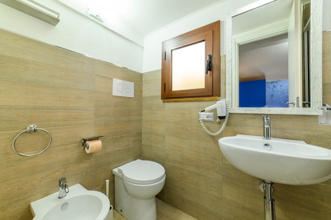 Bagno con lavandino, bidet e WC.