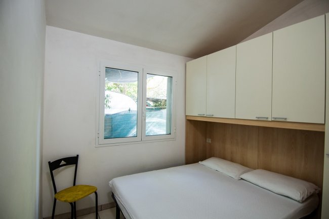 Camera con letto matrimoniale e finestra.