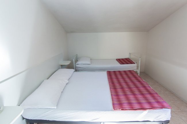 Camera con due letti matrimoniali.