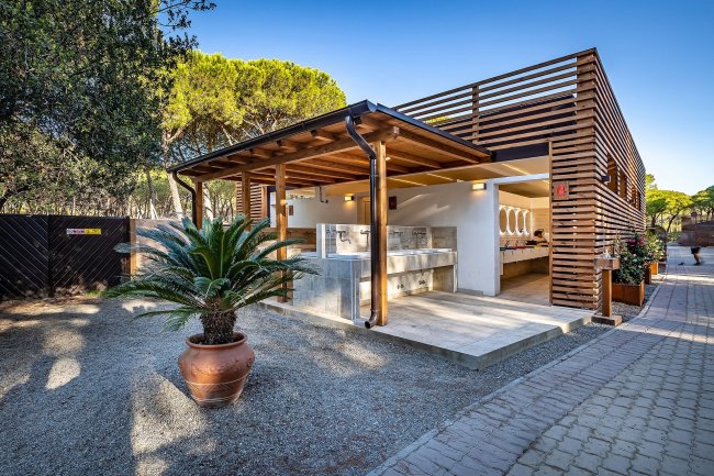 Edificio in legno con area esterna coperta.