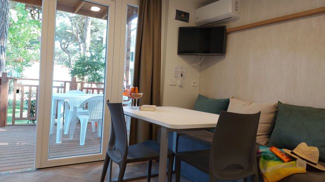 Interno di una casa mobile con tavolo e divano.