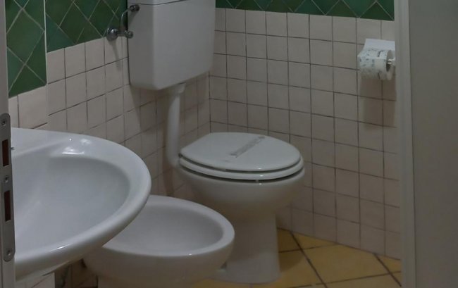 Bagno con servizi igienici e lavabo.