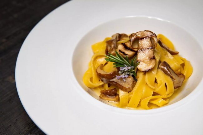 Tagliatelle con funghi porcini e rosmarino.