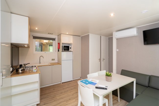 Cucina compatta con tavola apparecchiata.