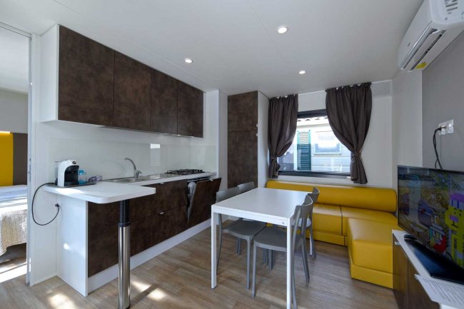 Cucina moderna con tavolo da pranzo e divano.