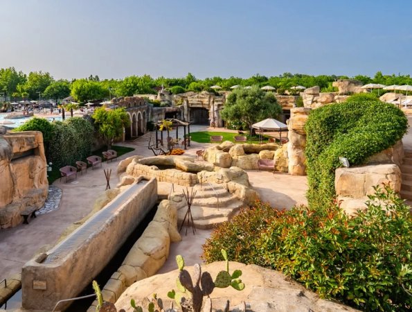 Un parco acquatico con scivoli e vegetazione.