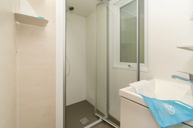 Doccia moderna in un bagno luminoso.