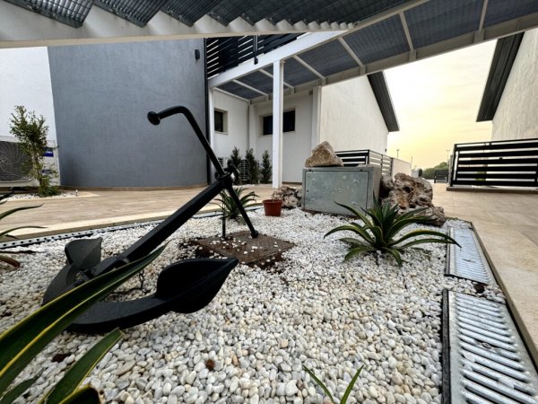 Giardino con ancora decorativa e ghiaia bianca.