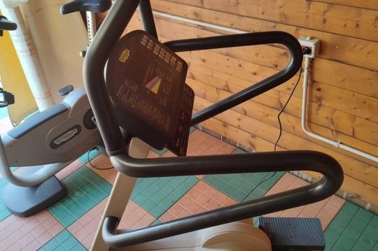 Attrezzo da palestra con monitor.