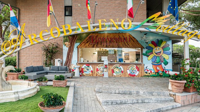 Ingresso colorato del villaggio Arcobaleno.