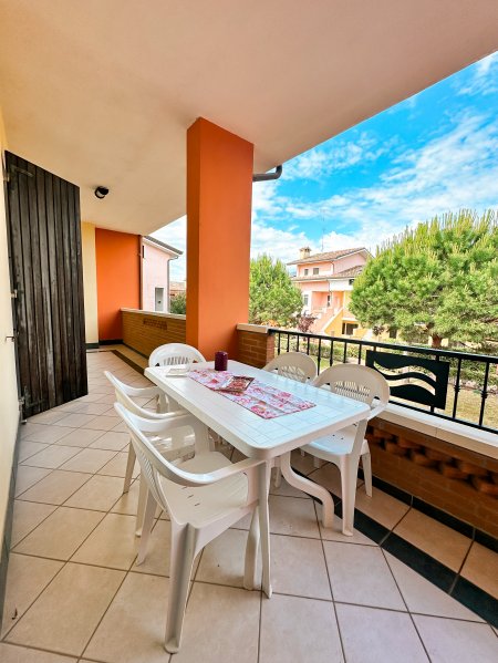 Balcone con tavolo e sedie di plastica.