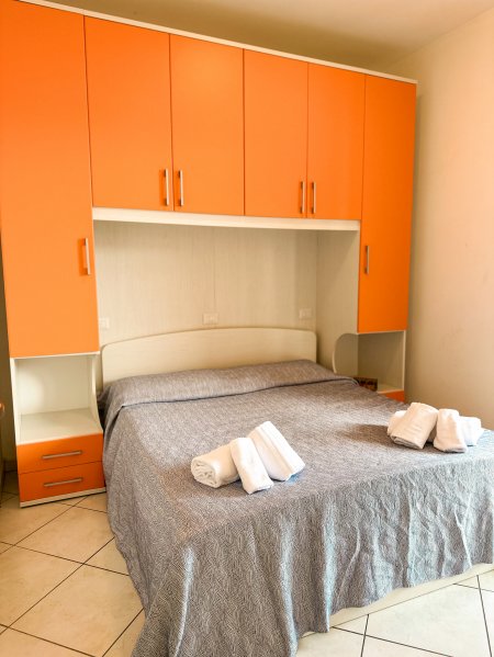 Camera da letto con armadio arancione.