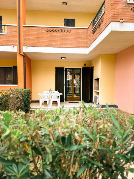 Terrazza con tavolo e sedie, vista giardino.
