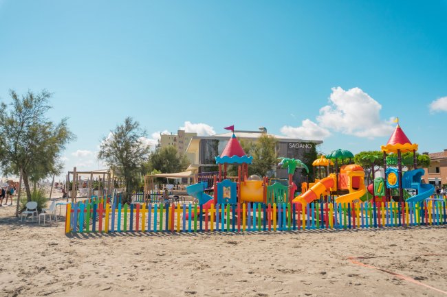 Area giochi colorata su sabbia.
