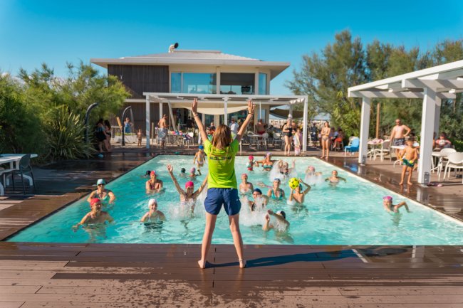 Lezione di aquagym in piscina.
